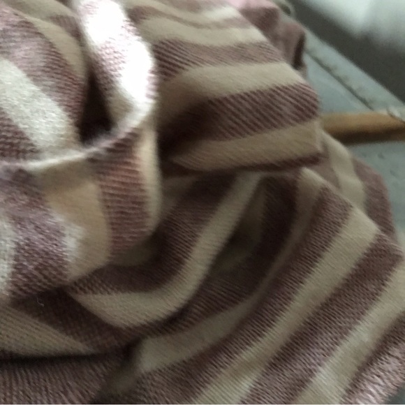 Burgundy/Beige scarf. - Picture 5 of 7